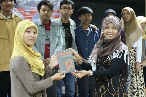 membaca_budaya_indonesia_dalam_buku_kumpulan_puisi_oranye_mahasiswa_uad_sule_subaweh.jpg