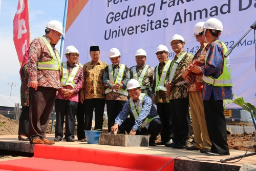 peletakan_batu_pertama_gedung_fakultas_kedokteran_uad_2.jpg