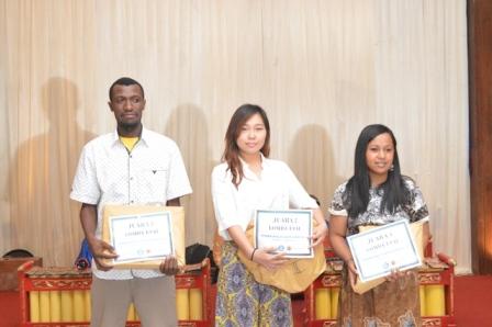 Pemenang Lomba Esai mahasiswa UAD, Yulia (tengah) Juara II.jpg