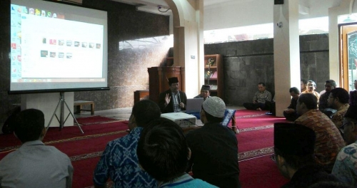 uad_imam_rubandi_mengisi_pengajian_di_masjid_uad.jpg